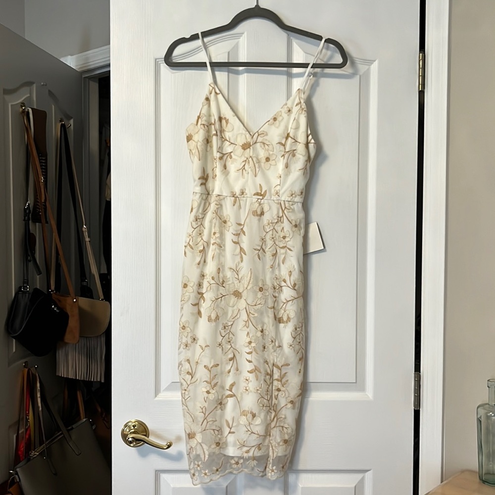 NWT Lulu’s white floral dress✨